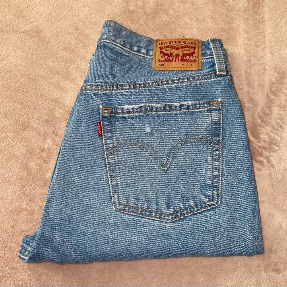 Levi’s 501 distressed high rise jean W32/L25 1/2
